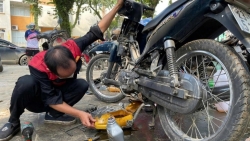 Hàng trăm xe máy hỏng la liệt sau lũ ở Hà Giang, 50 thợ sửa miễn phí