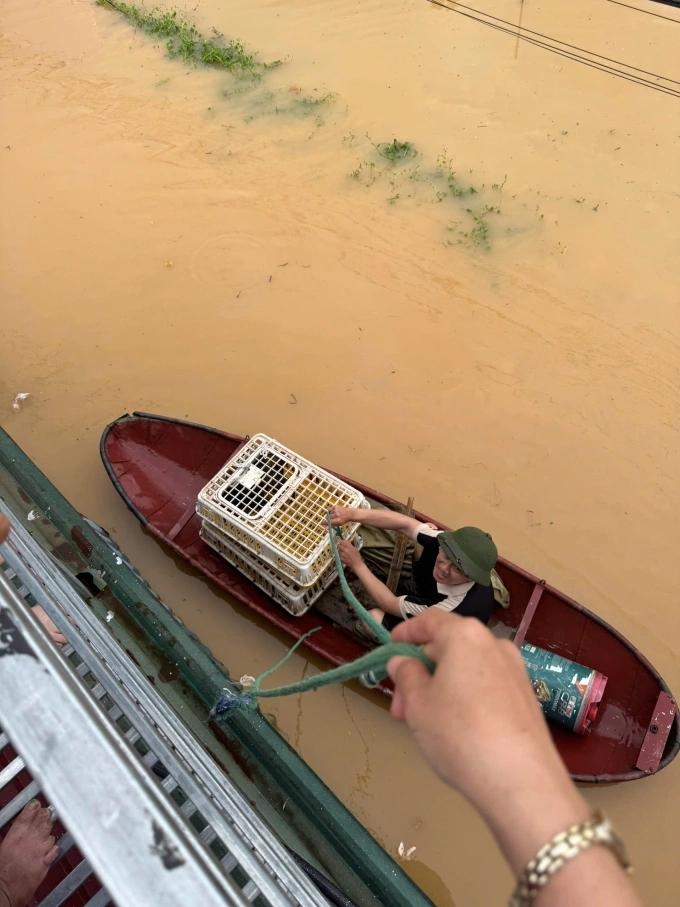 Dân Thái Nguyên trắng đêm cầm cự với lũ Dân Thái Nguyên trắng đêm cầm cự với lũ