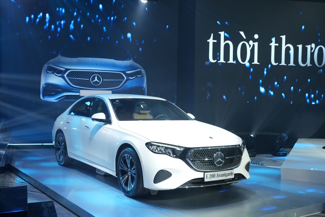 Mercedes-Benz E-Class thế hệ mới: Khi di sản, công nghệ và thời trang hòa làm một