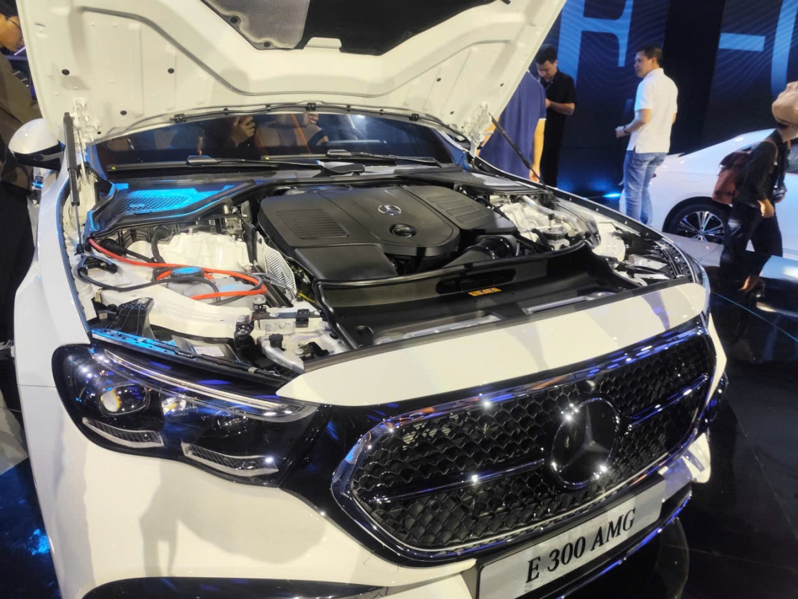 Mercedes-Benz E-Class thế hệ mới: Khi di sản, công nghệ và thời trang hòa làm một