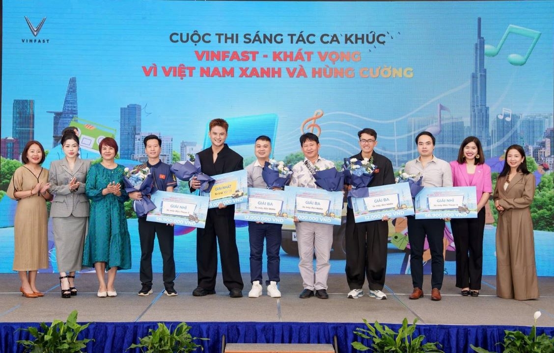 Trao giải cuộc thi sáng tác “VinFast - Khát vọng vì Việt Nam Xanh và Hùng cường” Trao giải cuộc thi sáng tác “VinFast - Khát vọng vì Việt Nam Xanh và Hùng cường”