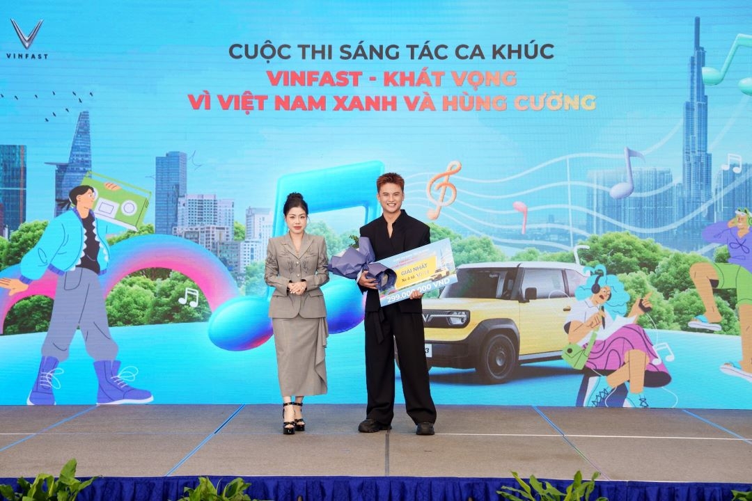Trao giải cuộc thi sáng tác “VinFast - Khát vọng vì Việt Nam Xanh và Hùng cường” Trao giải cuộc thi sáng tác “VinFast - Khát vọng vì Việt Nam Xanh và Hùng cường”