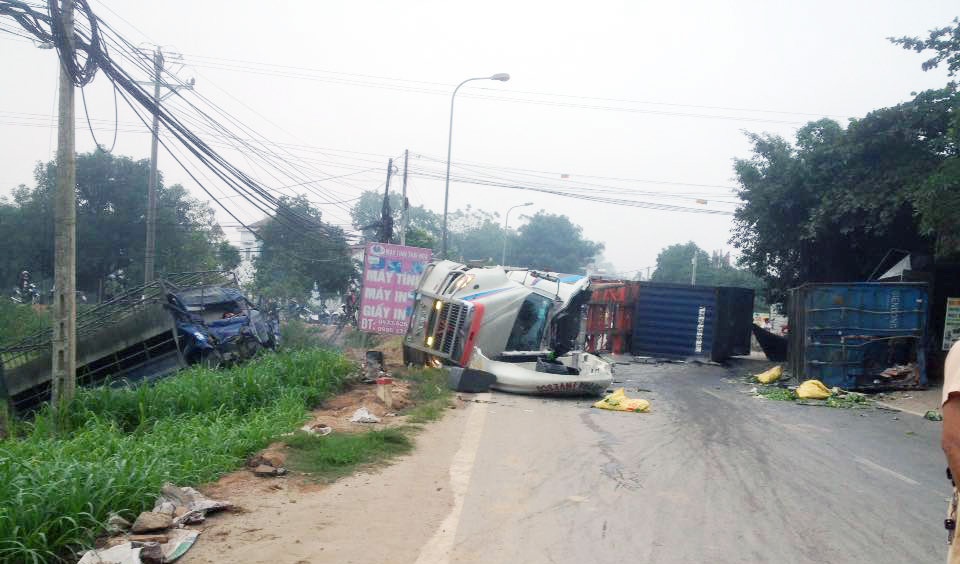 xe tai dam xe container 2 nguoi thiet mang