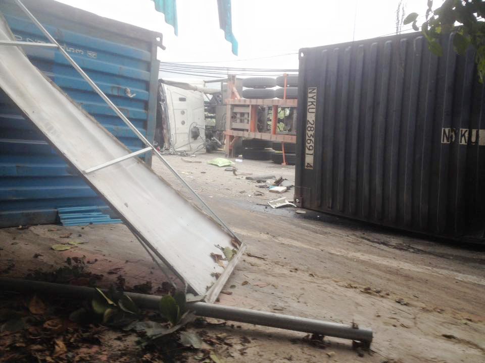 xe tai dam xe container 2 nguoi thiet mang