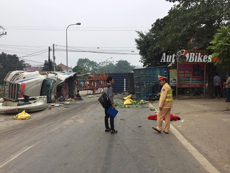 xe tai dam xe container 2 nguoi thiet mang