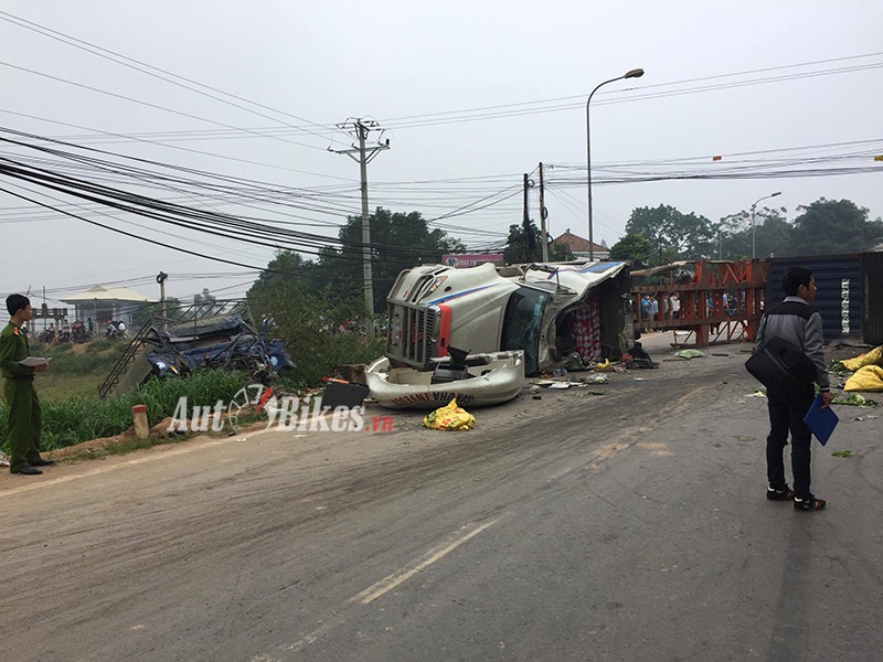 xe tai dam xe container 2 nguoi thiet mang