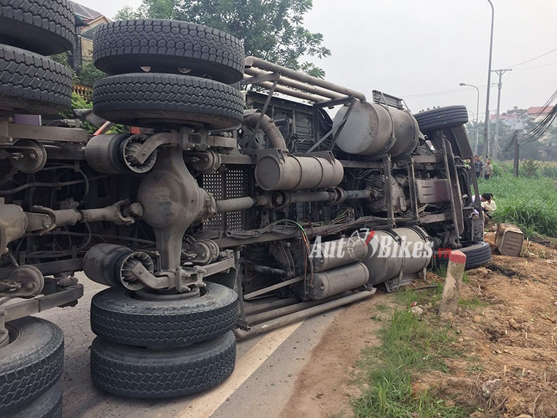 xe tai dam xe container 2 nguoi thiet mang