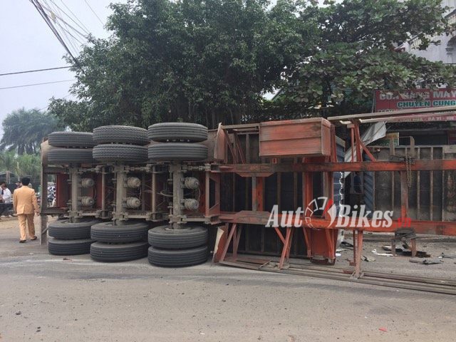 xe tai dam xe container 2 nguoi thiet mang