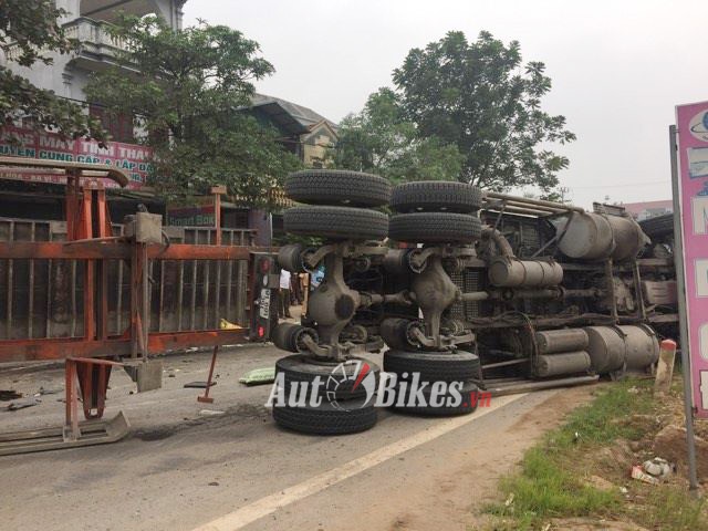 xe tai dam xe container 2 nguoi thiet mang