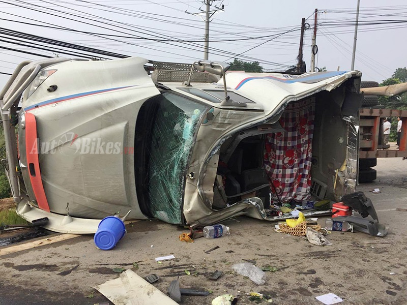 xe tai dam xe container 2 nguoi thiet mang