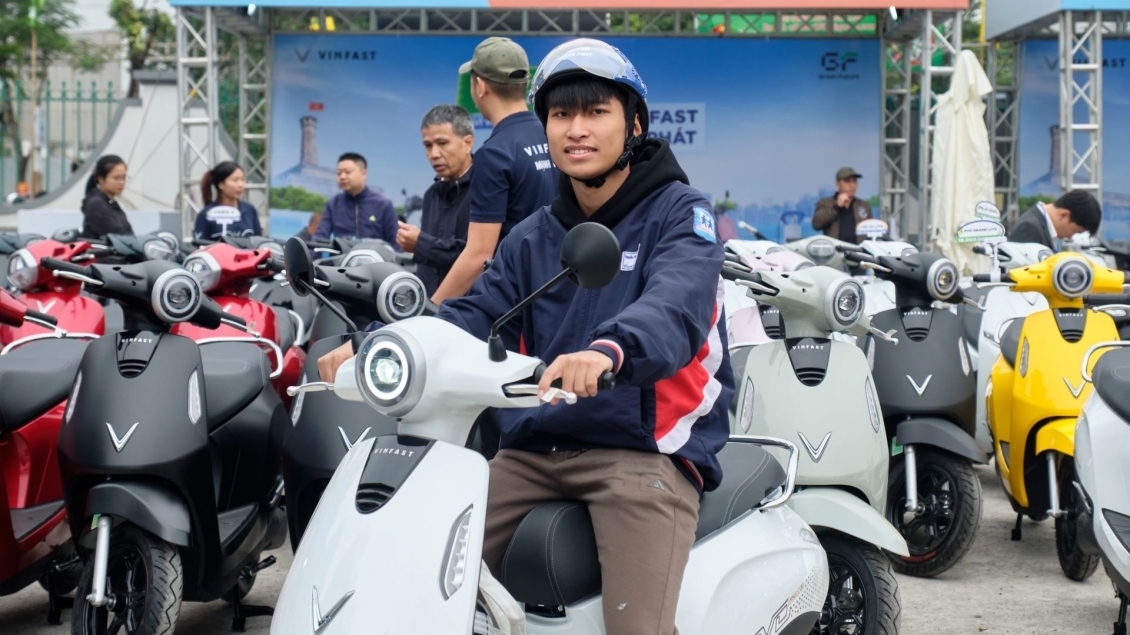 Lý do người Hà Nội xếp hàng, đổi xe xăng lấy xe máy điện VinFast