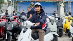 Lý do người Hà Nội xếp hàng, đổi xe xăng lấy xe máy điện VinFast