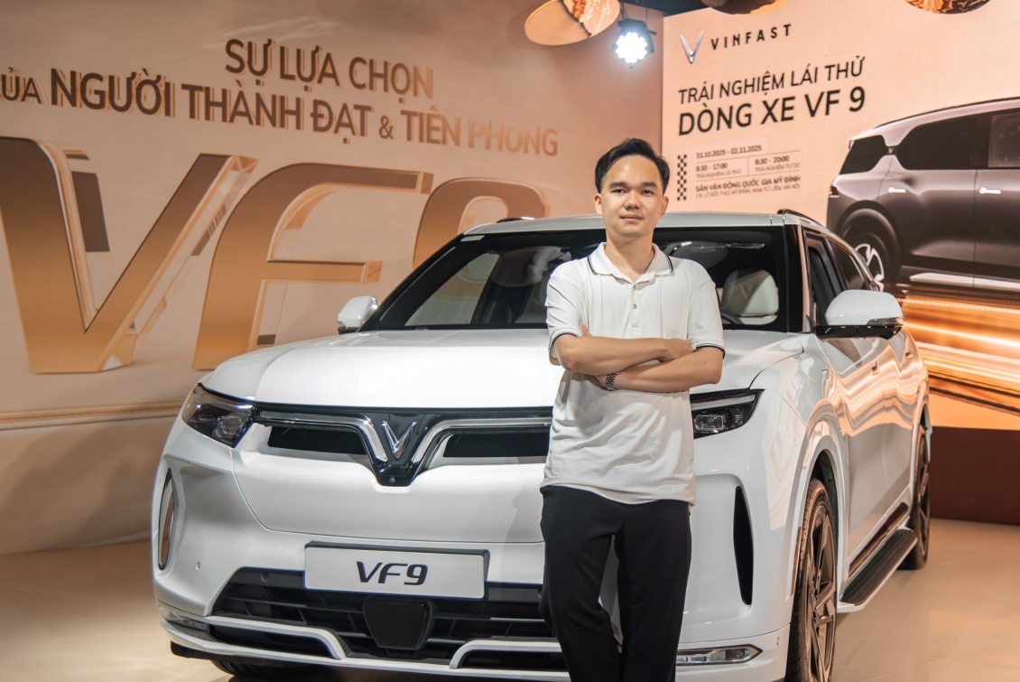 Chủ xe xăng hạng sang trầm trồ sau khi cầm lái VinFast VF 9 Chủ xe xăng hạng sang trầm trồ sau khi cầm lái VinFast VF 9