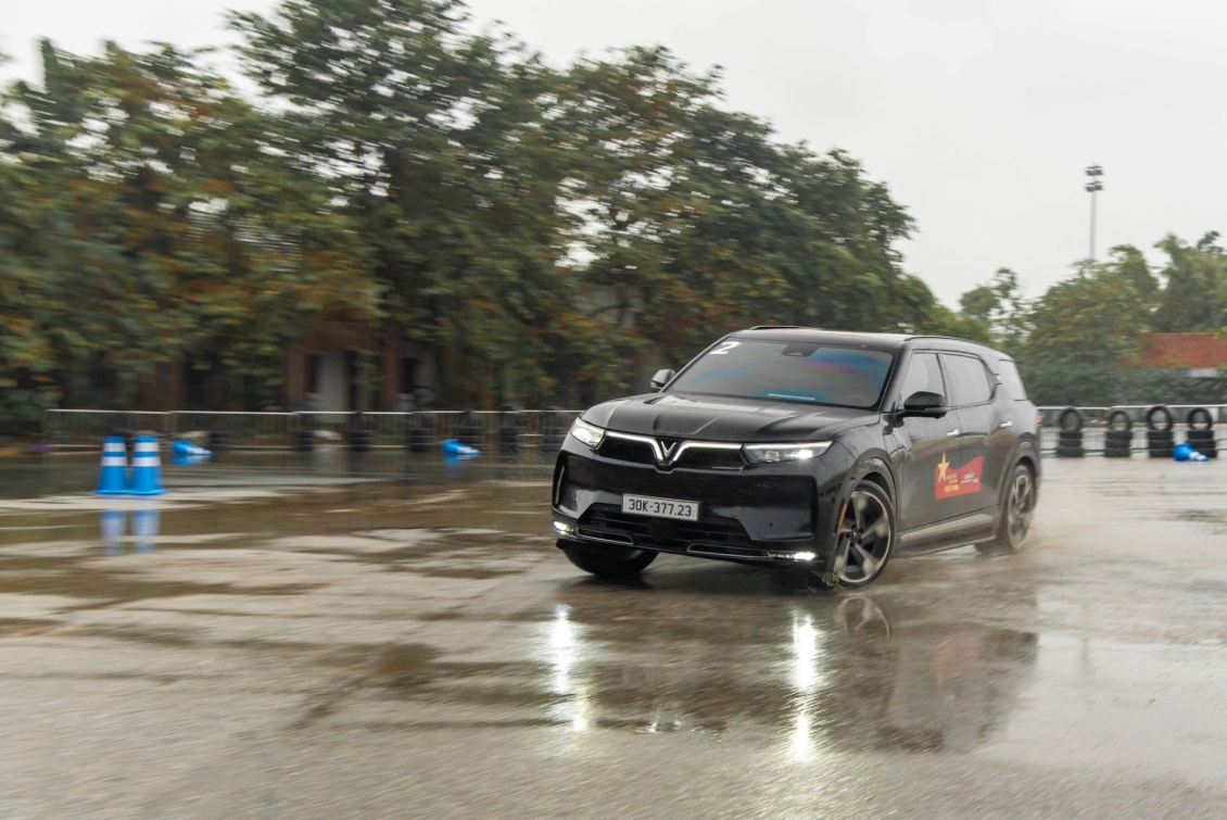 Chủ xe xăng hạng sang trầm trồ sau khi cầm lái VinFast VF 9 Chủ xe xăng hạng sang trầm trồ sau khi cầm lái VinFast VF 9