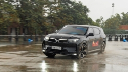 Chủ xe xăng hạng sang trầm trồ sau khi cầm lái VinFast VF 9