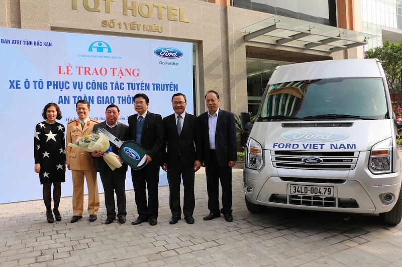 ford viet nam tang xe ford transit cho so gtvt bac can