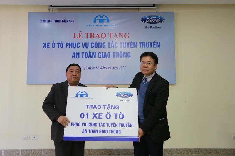 ford viet nam tang xe ford transit cho so gtvt bac can