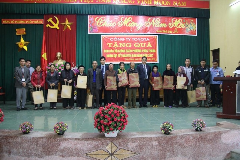 toyota viet nam tang 50 suat qua tet cho gia dinh chinh sach