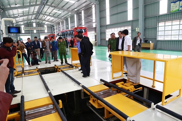 chay lon tai nha may thaco bus quang nam la do chap dien