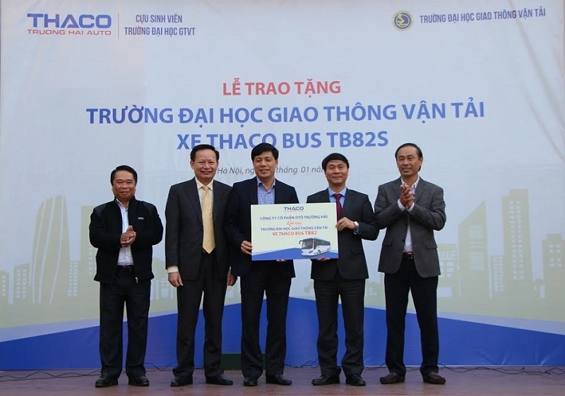 Thaco tặng hàng chục ô tô cho chương trình xã hội - từ thiện