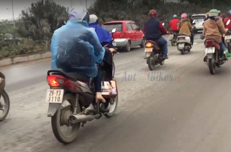 co chan lai xe may so tai nan rinh rap