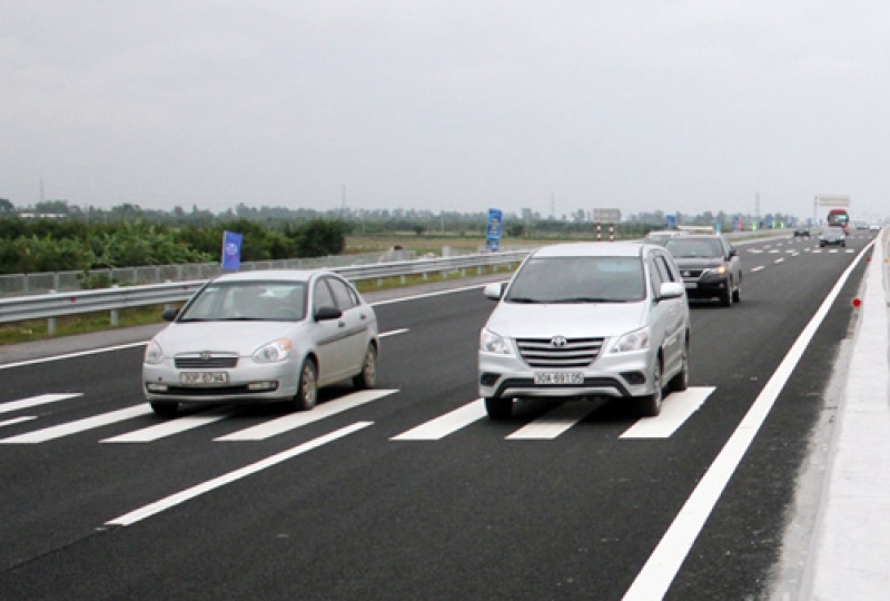 Ô tô vượt phải trái quy định phạt tới 2 triệu đồng o to vuot phai trai quy dinh phat toi 2 trieu dong