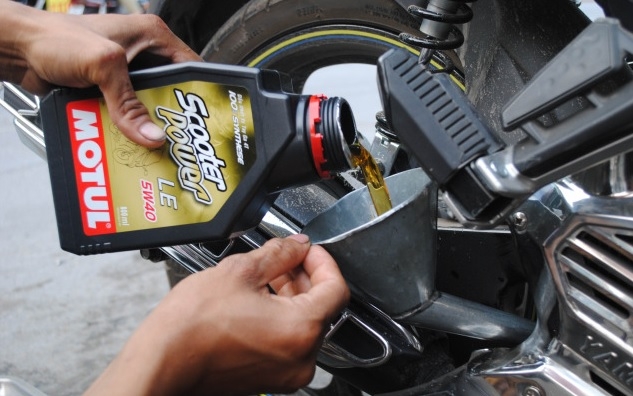 Chọn dầu nhớt xe máy phù hợp tại Việt Nam chon dau nhot xe may phu hop tai viet nam