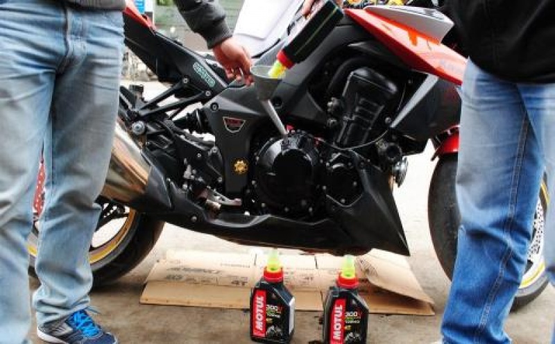 Đi bao nhiêu lâu thì nên thay dầu cho xe máy? di bao nhieu lau thi nen thay dau cho xe may