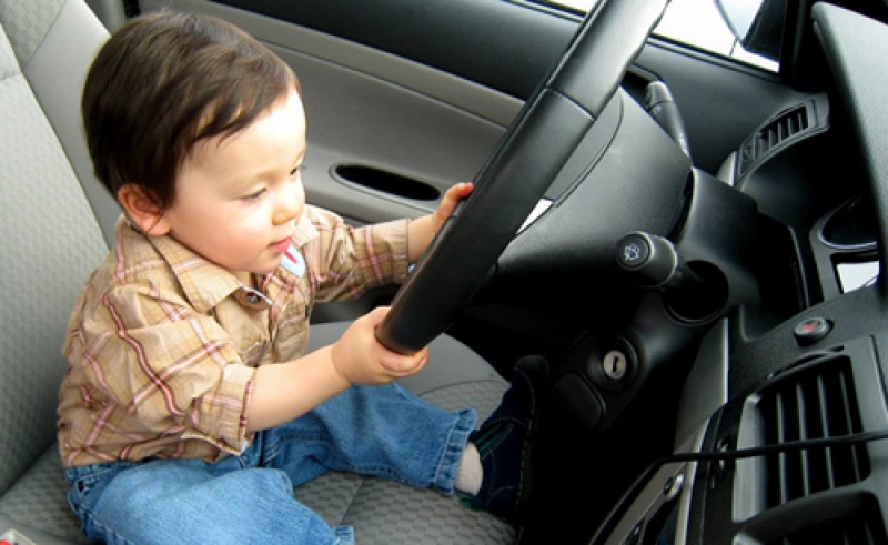 Những lưu ý giúp trẻ an toàn khi đi ô tô