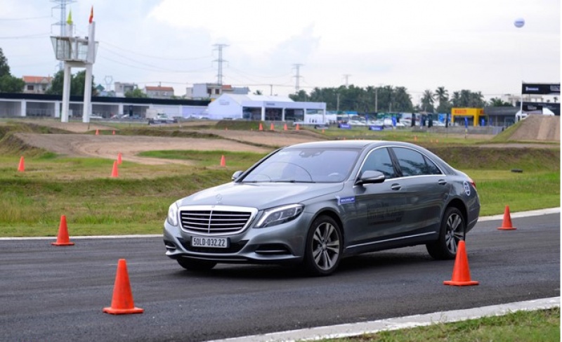 trai nghiem lai mercedes tren duong dua dau tien viet nam