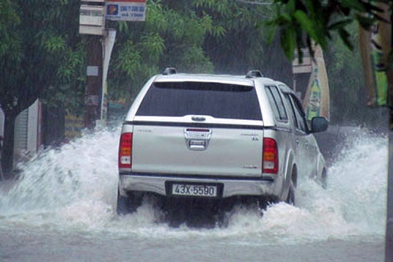 lai oto gap mua lon can xu ly nhu nao