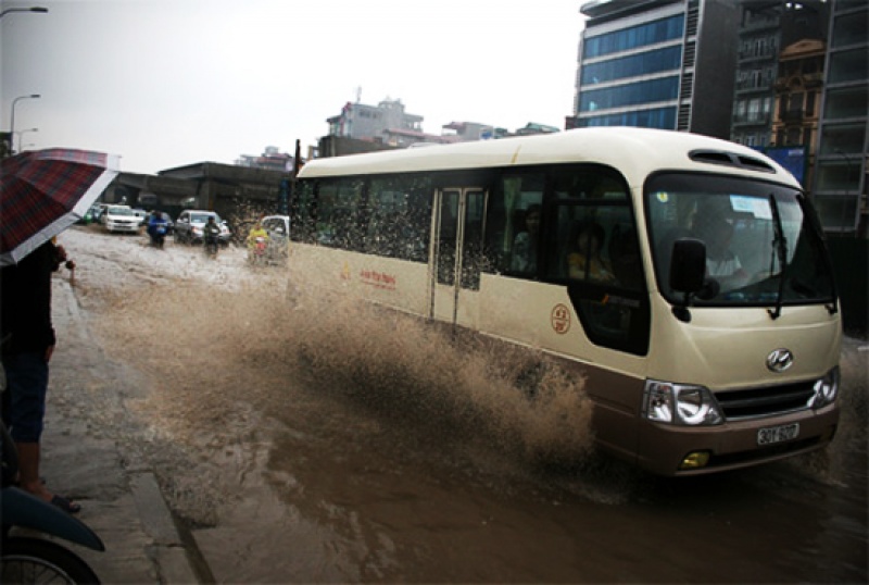 lai oto gap mua lon can xu ly nhu nao