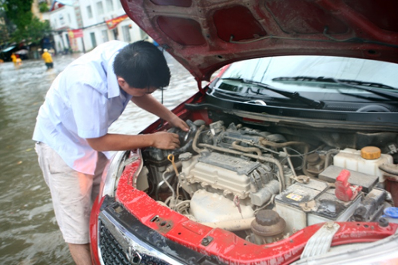 nhung dieu can luu y khi lai xe trong mua mua bao