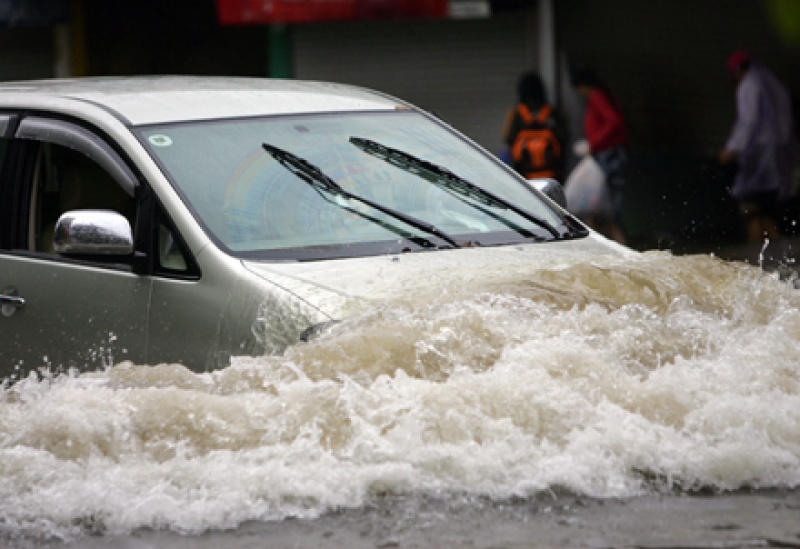 nhung dieu can luu y khi lai xe trong mua mua bao