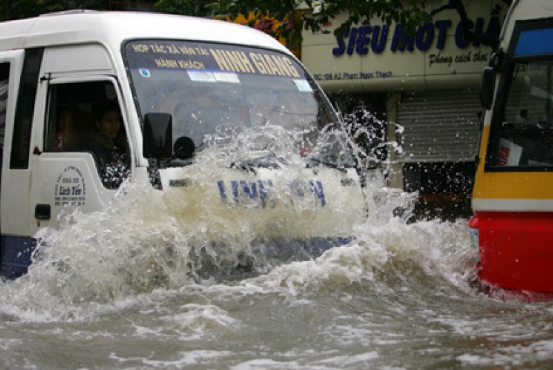 nhung dieu can luu y khi lai xe trong mua mua bao