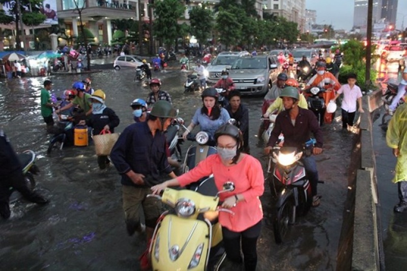 Kinh nghiệm lái xe máy an toàn khi trời mưa