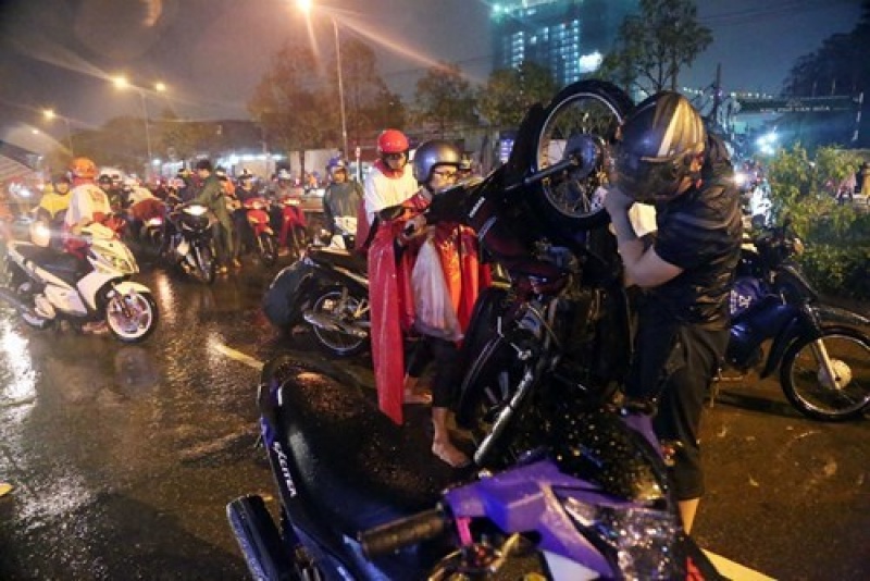 Kinh nghiệm lái xe máy an toàn khi trời mưa kinh nghiem lai xe may an toan khi troi mua