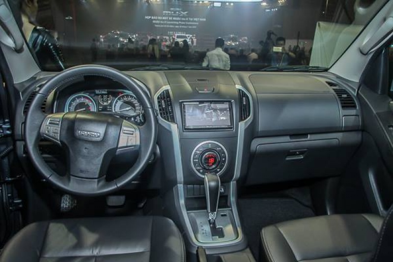 isuzu mu x ra mat tai viet nam voi gia tu 899 trieu dong