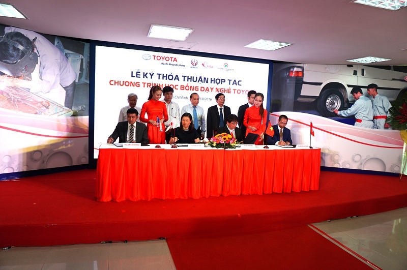 Toyota trao 25 suất học bổng hỗ trợ học sinh nghèo toyota trao 25 suat hoc bong ho tro hoc sinh ngheo