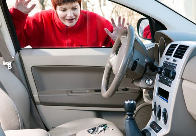 cach xu ly khi quen chia khoa trong xe