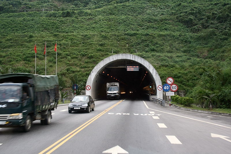 Những lưu ý khi lái xe gần các phương tiện lớn