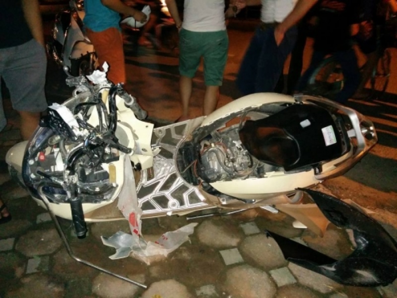 Ô tô Camry kéo lê xe Lead gần 3km rồi bỏ chạy o to camry keo le xe lead gan 3km roi bo chay