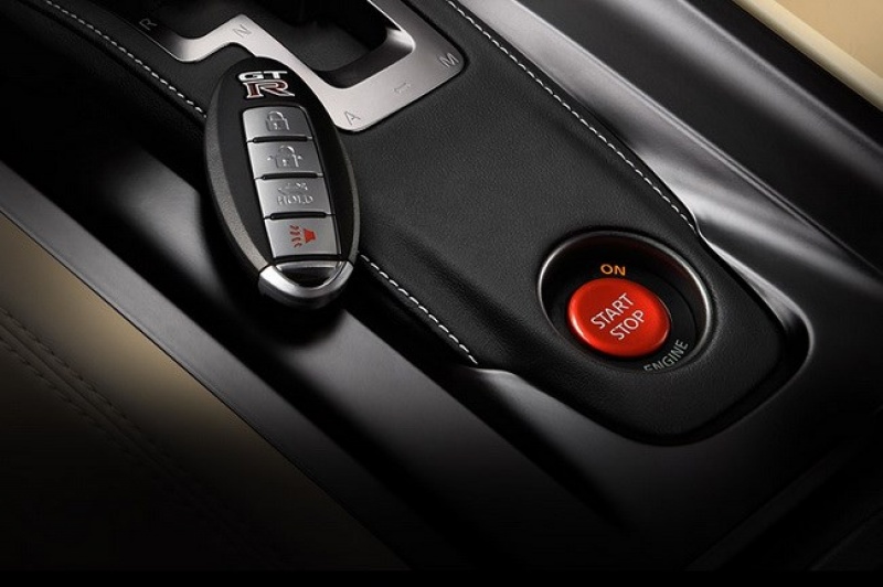 cach khoi dong xe khi khoa thong minh het pin