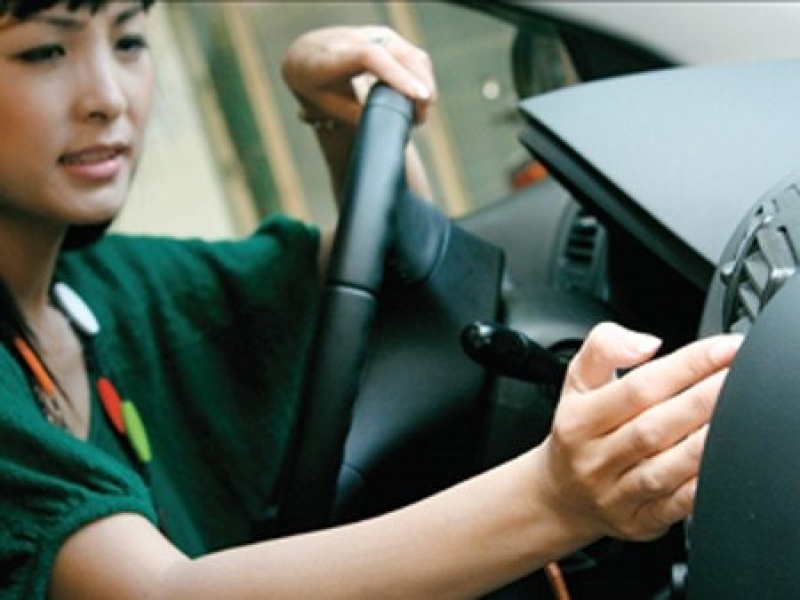nhung thoi quen xau cua phu nu khi lai xe
