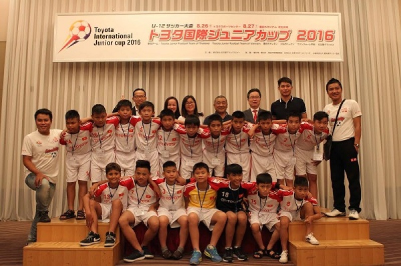 18 cau thu nhi viet sang nhat ban tranh cup bong da