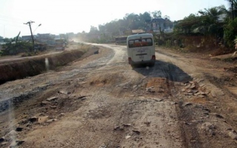 Những lưu ý khi lái xe trên đoạn đường xấu nhung luu y khi lai xe tren doan duong xau