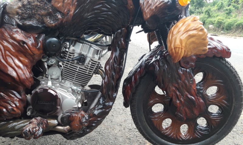 ngo ngang voi chiec mo to bang go o lam dong