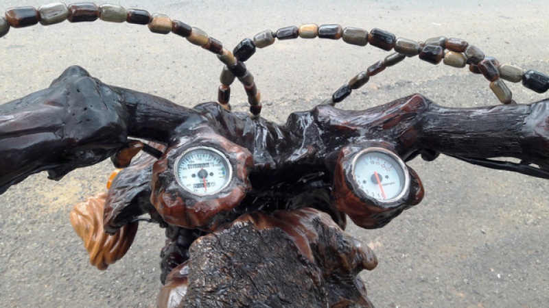 ngo ngang voi chiec mo to bang go o lam dong