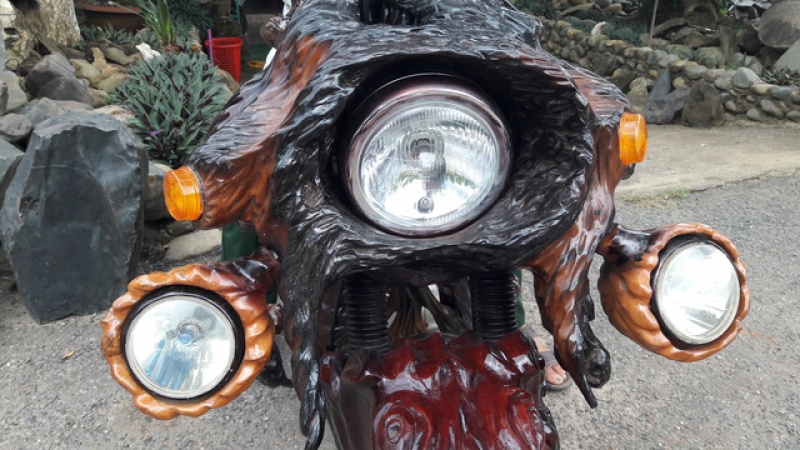 ngo ngang voi chiec mo to bang go o lam dong