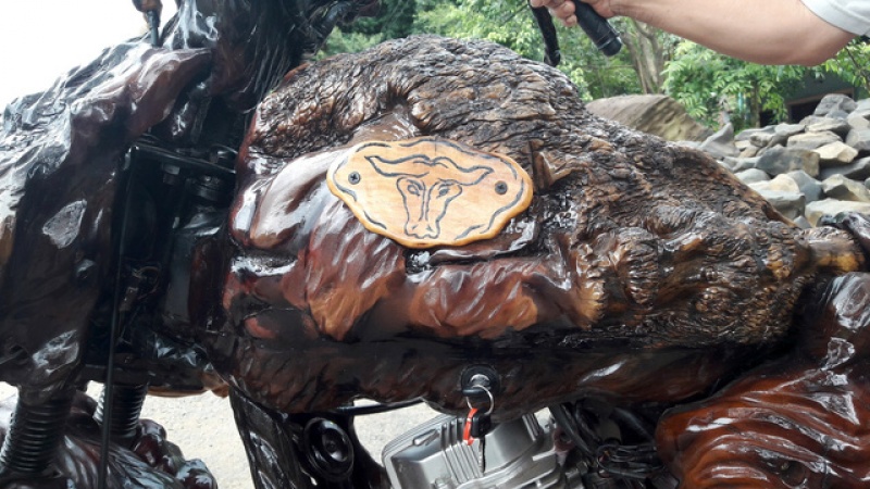 ngo ngang voi chiec mo to bang go o lam dong